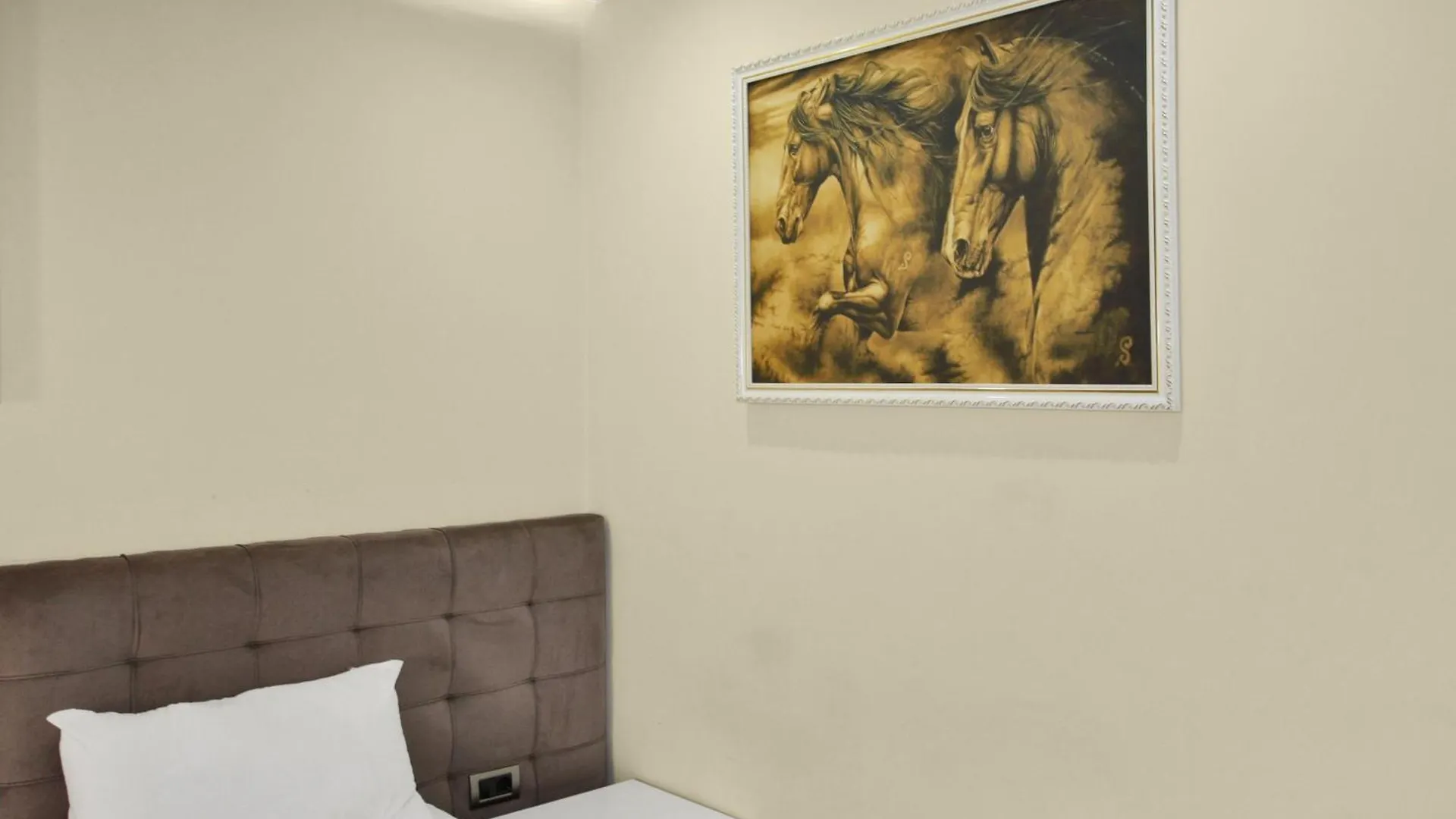 **** Hotel Rezidence Tredi City Center Tirana Albanië