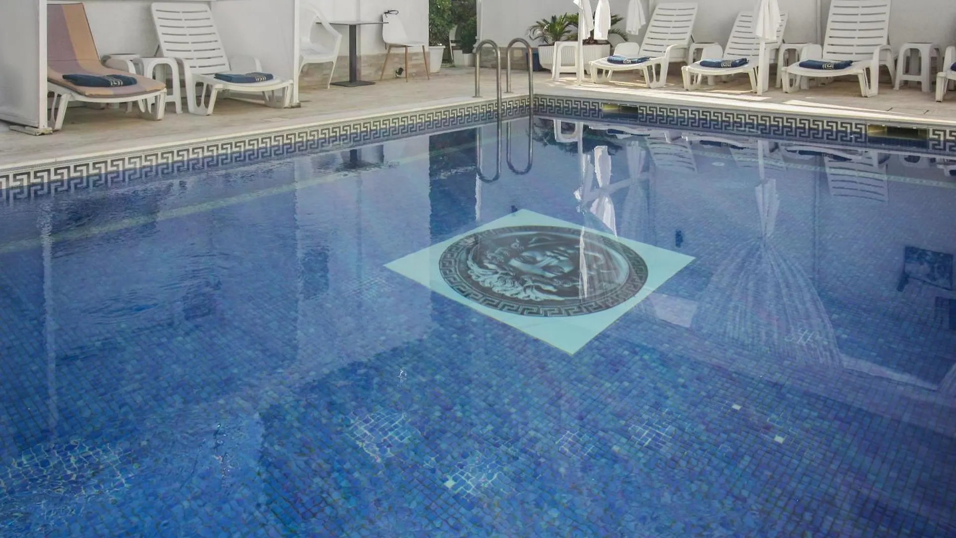 **** Hotel Rezidence Tredi City Center Tirana Albanië